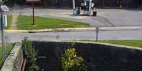 Gas station on the outskirts of the city webcam - Detroit