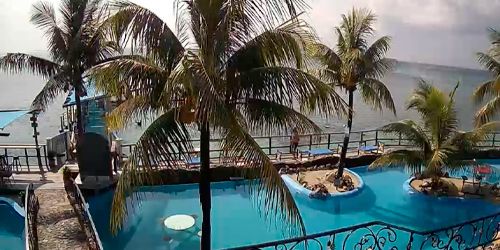 Swimming pool at Hacienda Caribe Tesoro webcam - Coxen Hole