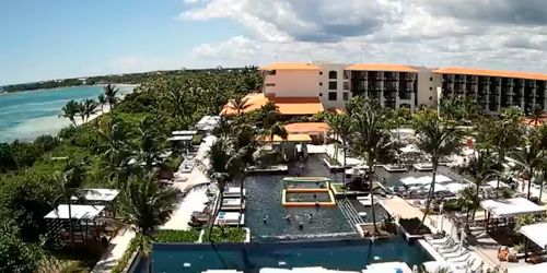 Territory of the Solidaridad Hotel in Puerto Juarez webcam - Cancun