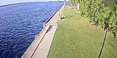 Waterfront in the town of Brockville webcam - Ottawa
