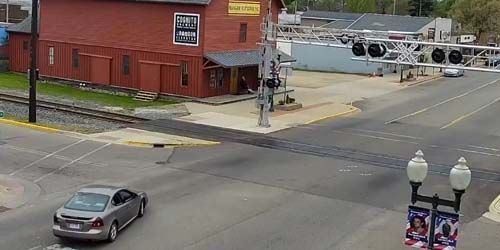 Railroad crossing in suburb of Bangor - live webcam, Michigan Kalamazoo