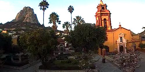 Mount Peña de Bernal, Main Square View - Live Webcam, Santiago de Queretaro (QU)