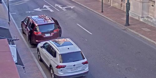 Traffic and pedestrian traffic on East Beverley Street - Live Webcam, Staunton (VA)