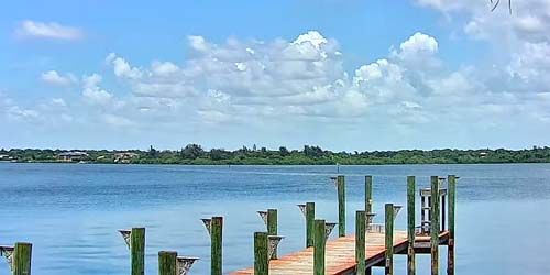 Jetée avec des bateaux dans la petite baie de Sarasota -  Webсam , Florida Sarasota