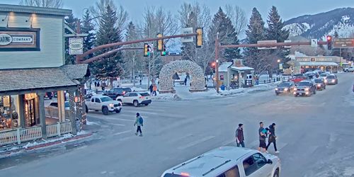 Pedestrians and vehicles in downtown Town Square - live webcam, Wyoming Jackson