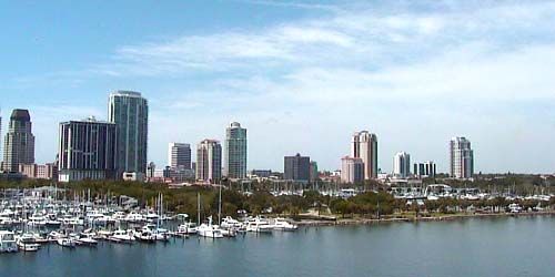 Downtown view from the bay, pier with yachts - live webcam, Florida St. Petersburg