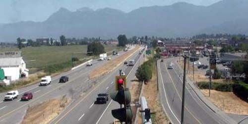 Carretera de velocidad en el fondo de las montañas. -  Webcam , Columbia Británica Chilliwack