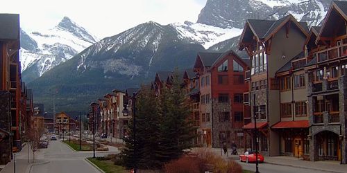 Hotels and restaurants with mountain views - live webcam, Alberta Canmore