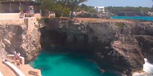 Cliff jumping by the pool at Rick's Cafe - live webcam, Westmoreland Negril