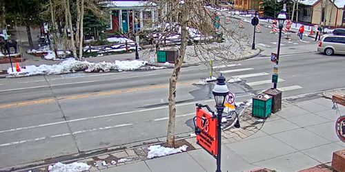 Pedestrians and cars on Main street - Live Webcam, Colorado Breckenridge