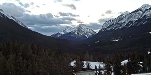 Mountain view from Banff town center - live webcam, Alberta Calgary