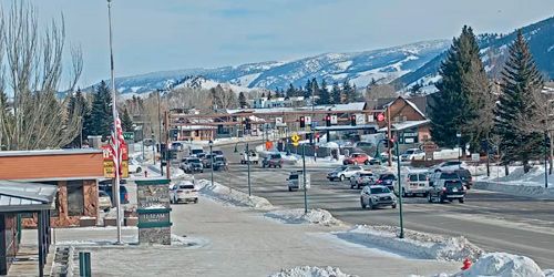 Traffic in the center, mountain views - live webcam, Wyoming Jackson