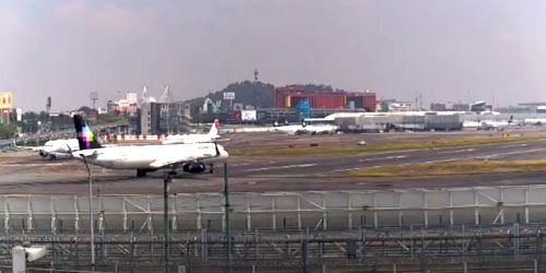 Takeoff of planes at the airport - live webcam, Federal District Mexico City