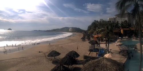 Poniente Beach, Holiday Inn Resort Ixtapa - live webcam, Guerrero Ixtapa