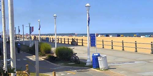 Promenade with pedestrians - live webcam, Virginia Virginia Beach