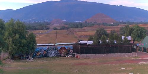 Pyramides dans la banlieue de Teotihuacan -  Webсam , District fédéral Mexico