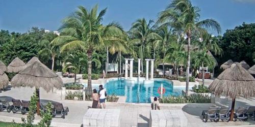 Swimming pool in a hotel on the coast of Riviera Maya - Live Webcam, Cancun (QR)