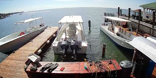 Pier with speedboats - live webcam, Roatan island Coxen Hole