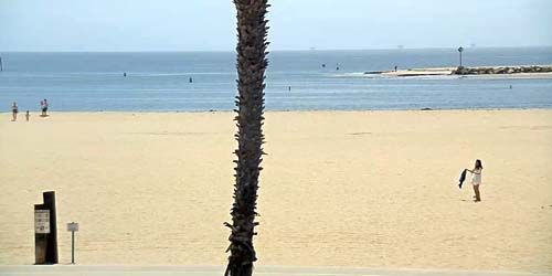 Turistas en una playa de arena -  Webcam , California Santa Barbara