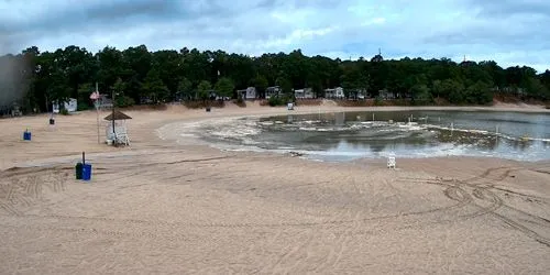 Belle plage dans la baie Caméra web