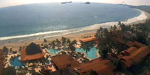 Plage centrale, vue sur les îles rocheuses webcam