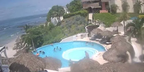 Piscina en la playa en Grand Palladium Vallarta Resort Webcam screenshot