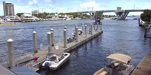 Arrêt bateau-taxi, pont chaussée dix-septième rue Webcam screenshot