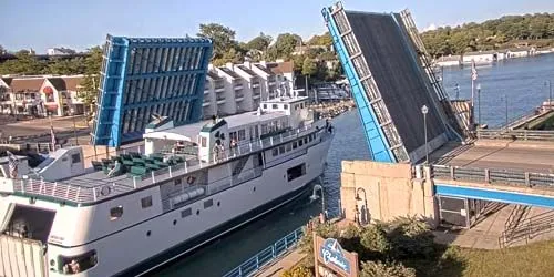 Canal Bridge to Lake Michigan webcam - Charlevoix