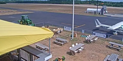 Café al aire libre en el aeropuerto webcam