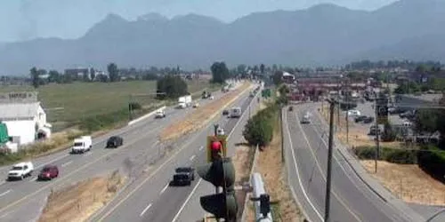 Autoroute de vitesse sur le fond des montagnes Caméra web