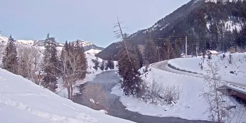 Route dans les montagnes, pont sur la rivière Hoback Caméra web