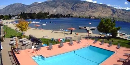 Piscina con playas en el hotel a orillas del lago Osoyoos Cámara web