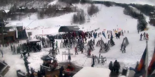 Lower glade, queue for the lift Webcam