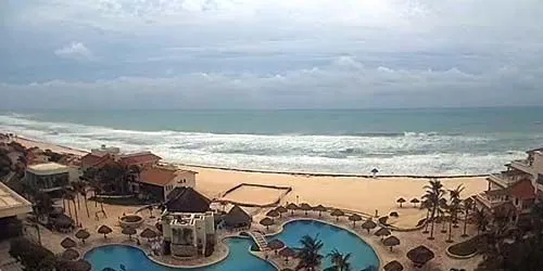 Piscina y playa en Grand Park Royal webcam