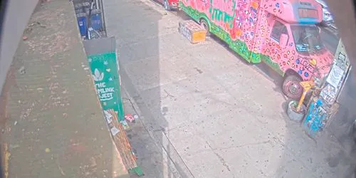 Pedestrians on Myrtle Avenue webcam - New York