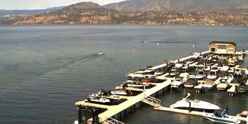 Embarcadero con botes en el lago Okanagan Cámara web