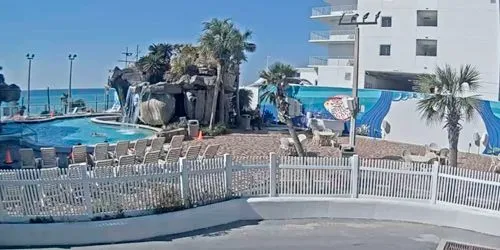 Swimming pool at the Days Inn webcam - Panama City