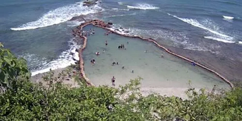 Piscine d’eau de mer sur la plage Caméra web