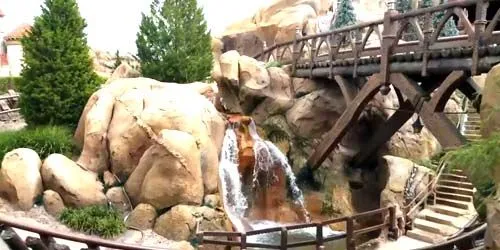 Virtual Walking Tour of Disneyland Webcam